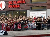 Fanouci Slavie fandí ped stadionem.