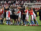 Fotbalisté Slavie slaví výhru, kterou si zajistili obhajobu titulu.