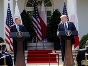 USA budou spokojené, až členové NATO budou platit dost na obranu, prohlásil Trump