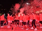 Fotbalisté Slavie slaví s fanouky obhajobu titulu.