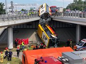 Pohled na nehodu autobusu ve Varav v Polsku 25. 6. 2020.