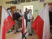 Lidé pili k volbám v polském mst Zakopané.