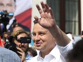 Polský prezident Andrzej Duda mává svým píznivcm, usiluje o znovuzvolení do...
