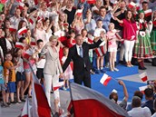 Prezident Andrzej Duda s manelkou slaví vítzství v prvním kole prezidentských...