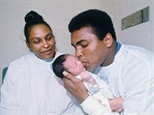Muhammad Ali s manelkou a synem