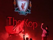 Liverpool vyhrál po ticeti letech titul, fanouci ho slavili ped Anfieldem