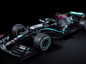Mistr svta Lewis Hamilton a stáj Mercedes vstoupí v nedli do nové sezony...
