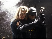 Kim Basingerová a Michael Keaton ve filmu Batman (1989). Reie: Tim Burton.
