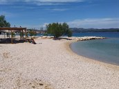 Prázdné pláe u msteka Betina na chorvatském ostrov Murter.