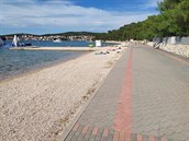 Prázdná plá u msteka Tisno na chorvatském ostrov Murter.