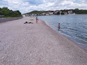 Prázdná plá u msteka Jezera na chorvatském ostrov Murter.