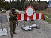 Polský voják hlídá hranici v Malé Úp bhem koronavirové krize