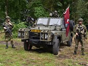 Vojáci výsadkové jednotky v Chrudimi v plné zbroji