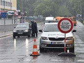 Policisté na pechodu s Polskem v eském Tín kontrolují koronavirová opatení