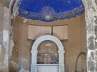 Schilling und Graebner: zdevastovan interir kostela v Hrob