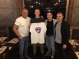 Pavel Zka (vlevo) a Zdenk Ondrek po podpisu smlouvy s FC Dallas.