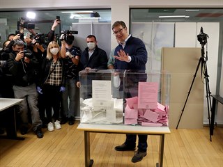 Stvajc prezident Aleksandar Vui vhazuje svj hlas do volebn urny.