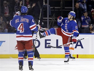 Dan Carcillo v dresu New York Rangers.