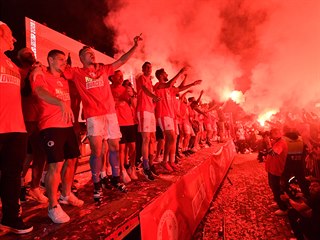 Slavia oslavila dvact ligov titul s fanouky ped stadionem.