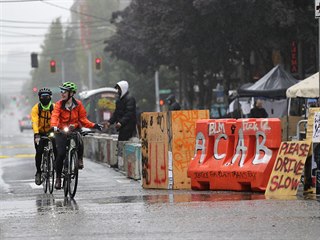 Barikdy na hranici autonomn zny.