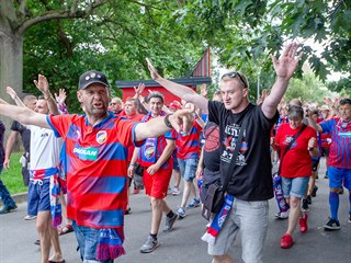 Pieta za iovskho. Fanouci cestou ke stadionu skandovali jmno zesnulho.