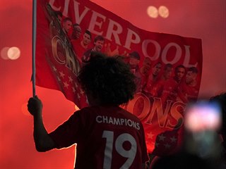 Liverpool vyhrl po ticeti letech titul, fanouci ho slavili ped Anfieldem