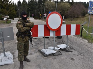 Polsk vojk hld bhem koronavirov krize uzavenou hranici v Mal p na...