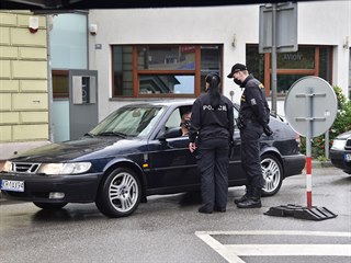 Policist kontroluj auta na Most ptelstv v polskm Tn