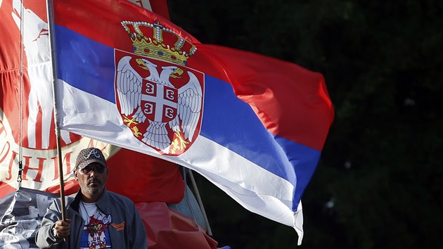 Srbská vlajka.