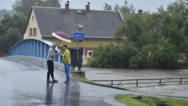 Intenzivn� de�t� zvedly hladiny �ek na Fr�dlantsku. Stav ohro�en� platil 20. �ervna 2020 na Sm�d� a �asnici.