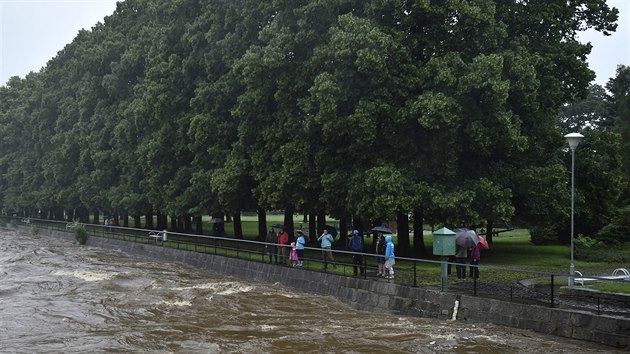 Intenzivn� de�t� zvedly hladiny �ek na Fr�dlantsku. Stav ohro�en� platil 20. �ervna 2020 na Sm�d� a �asnici. Voda se rozlila do zahrad a pol�, m�sty zaplavila sklepy, �ekl dnes r�no �TK mluv�� Hasi�sk�ho z�chrann�ho sboru Libereck�ho kraje David Ko��nek. Zaplaven� jsou tak� silnice t�et�ch t��d pod�l tok� v oblasti Vi��ov� a �ernous. Na sn�mku je vzedmut� Sm�d� ve Fr�dlantu.