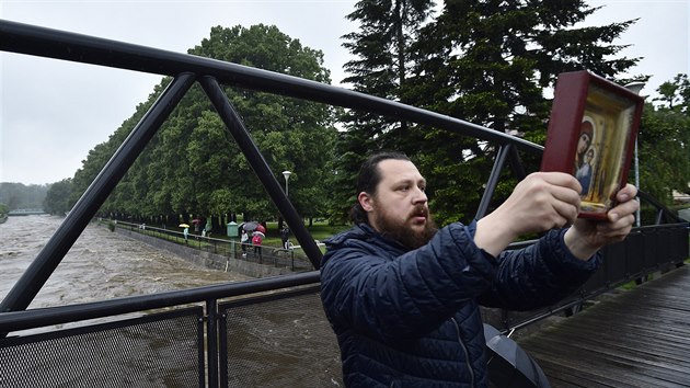 Intenzivn� de�t� zvedly hladiny �ek na Fr�dlantsku. Stav ohro�en� platil 20. �ervna 2020 na Sm�d� a �asnici. Voda se rozlila do zahrad a pol�, m�sty zaplavila sklepy, �ekl dnes r�no �TK mluv�� Hasi�sk�ho z�chrann�ho sboru Libereck�ho kraje David Ko��nek.