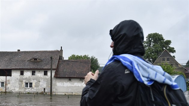 Intenzivn� de�t� zvedly hladiny �ek na Fr�dlantsku. Stav ohro�en� platil 20. �ervna 2020 na Sm�d� a �asnici. Voda se rozlila do zahrad a pol�, m�sty zaplavila sklepy, �ekl dnes r�no �TK mluv�� Hasi�sk�ho z�chrann�ho sboru Libereck�ho kraje David Ko��nek. Zaplaven� jsou tak� silnice t�et�ch t��d pod�l tok� v oblasti Vi��ov� a �ernous. Na sn�mku je rozlit� Sm�d� ve vesnici P�edl�nce, m�stn� ��sti obce Vi��ov�.