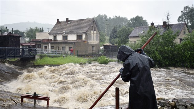 Intenzivn� de�t� zvedly hladiny �ek na Fr�dlantsku. Stav ohro�en� platil 20. �ervna 2020 na Sm�d� a �asnici. Voda se rozlila do zahrad a pol�, m�sty zaplavila sklepy, �ekl dnes r�no �TK mluv�� Hasi�sk�ho z�chrann�ho sboru Libereck�ho kraje David Ko��nek. Zaplaven� jsou tak� silnice t�et�ch t��d pod�l tok� v oblasti Vi��ov� a �ernous. Na sn�mku je vzedmut� Sm�d� v Hejnic�ch.