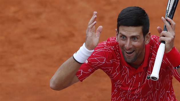 Novak Djokovi se bhem charitativní exhibice konané v Blehrad nakazil...