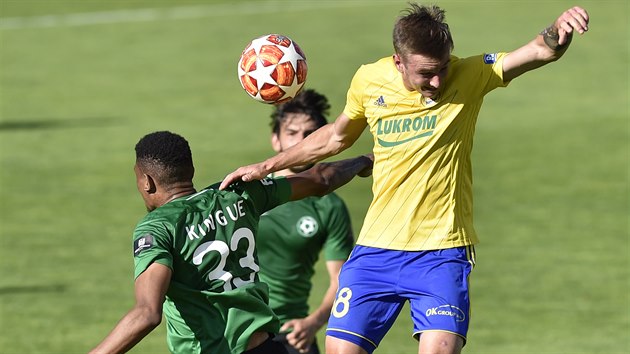 Zleva Olivier Kingue z P�íbrami a Jakub Janetzký ze Zlína.