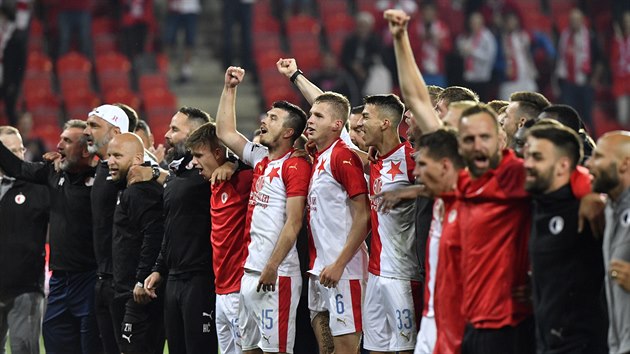 Fotbalisté Slavie slaví výhru, kterou si zajistili obhajobu titulu.