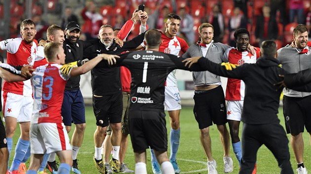 Fotbalisté Slavie slaví výhru, kterou si zajistili obhajobu titulu.