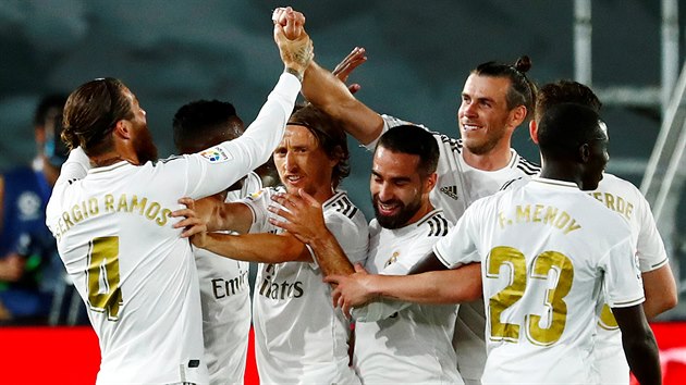 Real Madrid slaví branku do sít Mallorcy.
