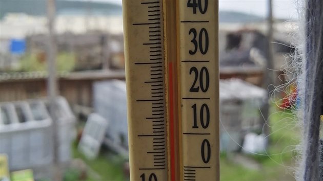 Teplomr ukazuje pekroenou hranici 30 stup