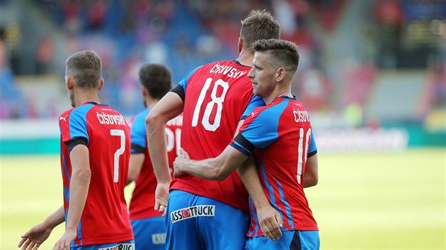 Fotbalisté Plzn� a jejich pieta na dresech za zesnulého Mariána �i�ovského.