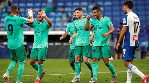 Fotbalisté Realu slaví výhru, která je vyhoupla do ela La Ligy.