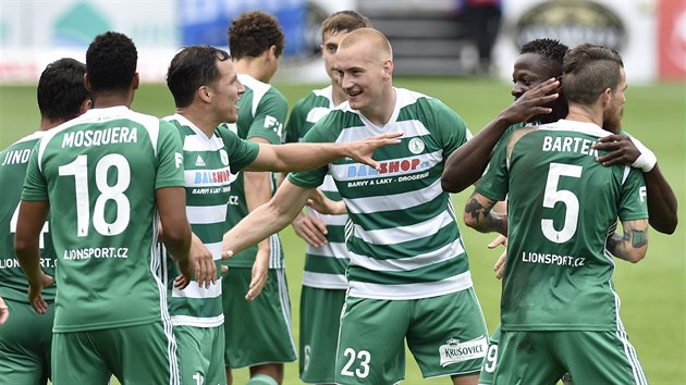 Hrái Bohemians se radují z gólu.