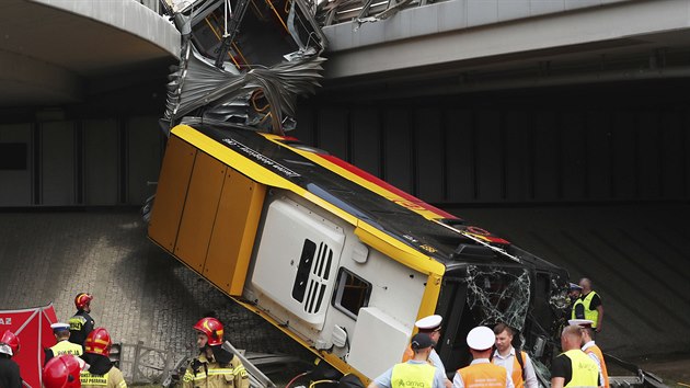 Ve Var�av� spadl autobus z nájezdu na most a p�etrhl se v p�li.