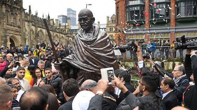 Pry s ní! Manchesterská socha Gándhího pipomínající 150 let od jeho narození...