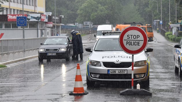 Policisté na pechodu s Polskem v eském Tín kontrolují koronavirová opatení