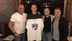 Pavel Zíka (vlevo) a Zdenk Ondráek po podpisu smlouvy s FC Dallas.