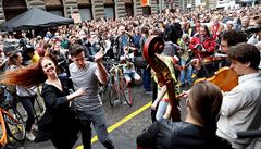 Protestující proti reform� univerzity tancují na ned�lní demonstraci v...