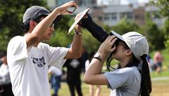 Lidé si fotí ástené zatmní slunce. Taiwan