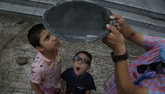 Dti pozorující zatmní Slunce Kathmandu, Nepál